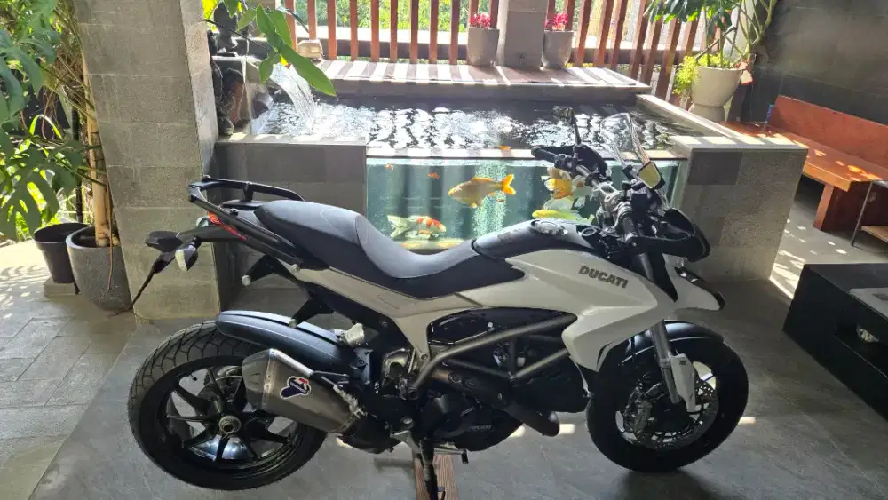DUCATI HYPERSTRADA 821