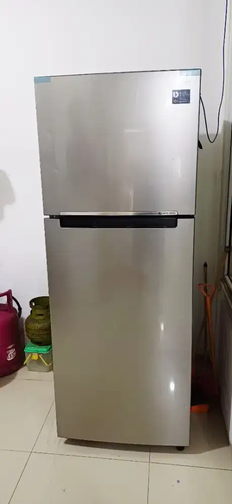 Kulkas Samsung digital inverter 2 pintu kapasitas 384 liter
