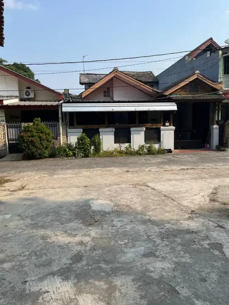 Rumah komplek depan lapangan, parkiran luas, deket tol cijago