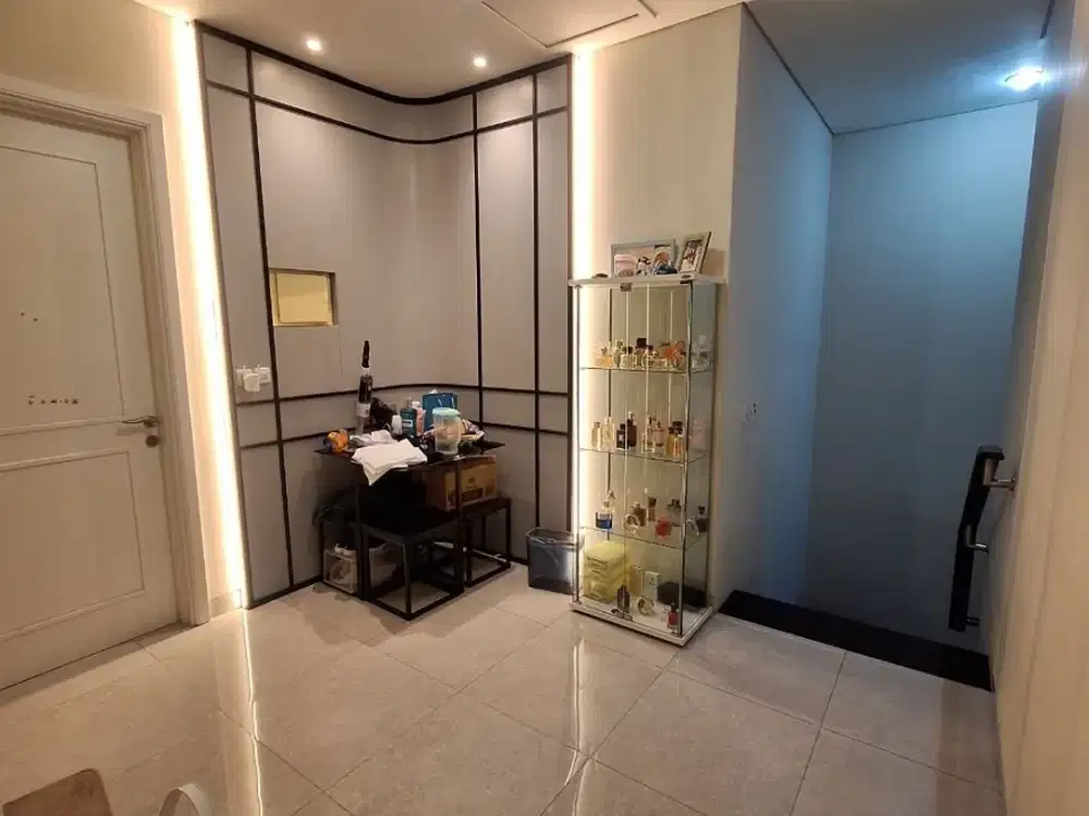 Rumah Modern American Tropical,Minimalis Terawat di Grand Kenjeran