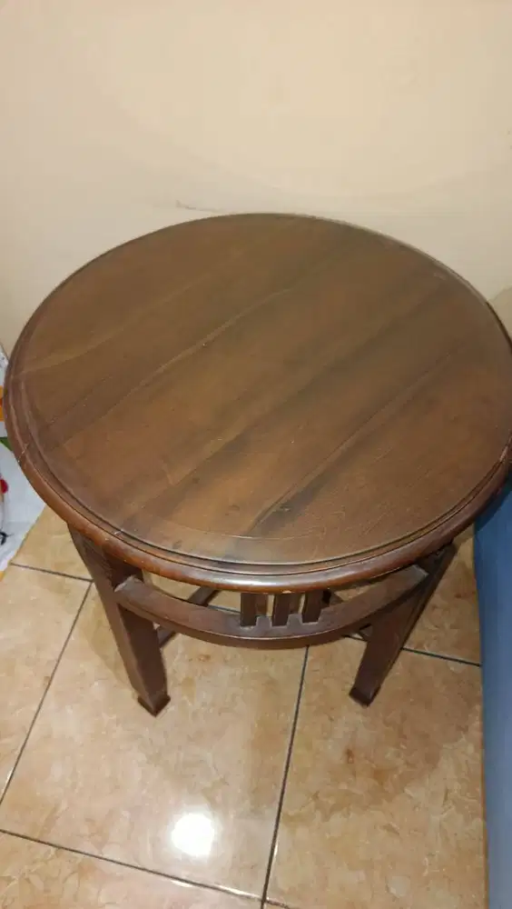 Meja kecil bulat