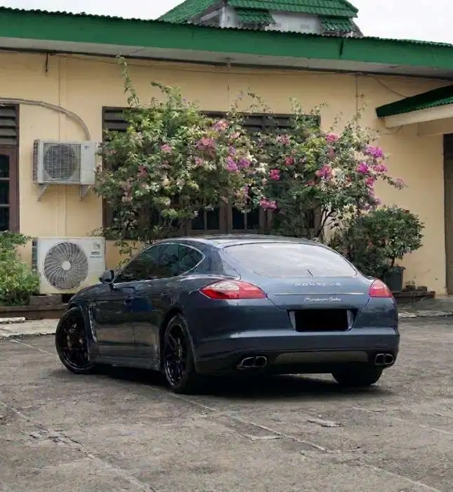 Porsche Panamera
4.8L TURBO (Top Grade)