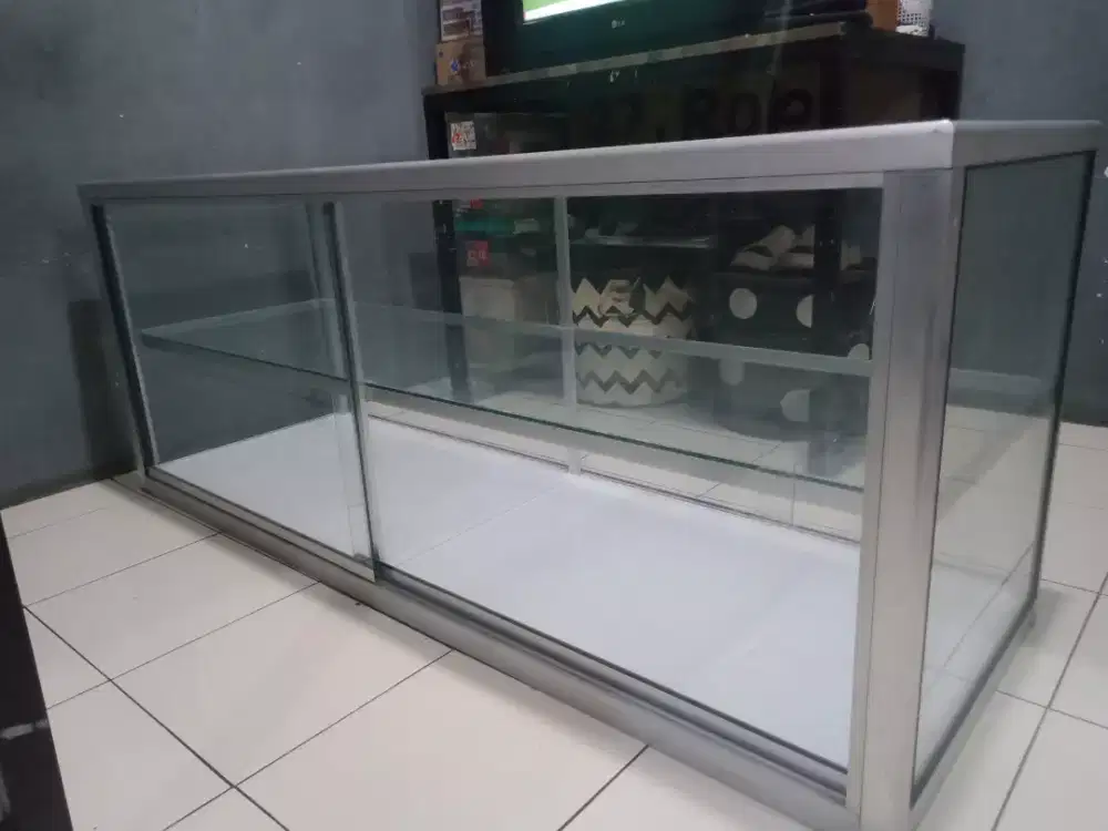 etalase kaca dua susun