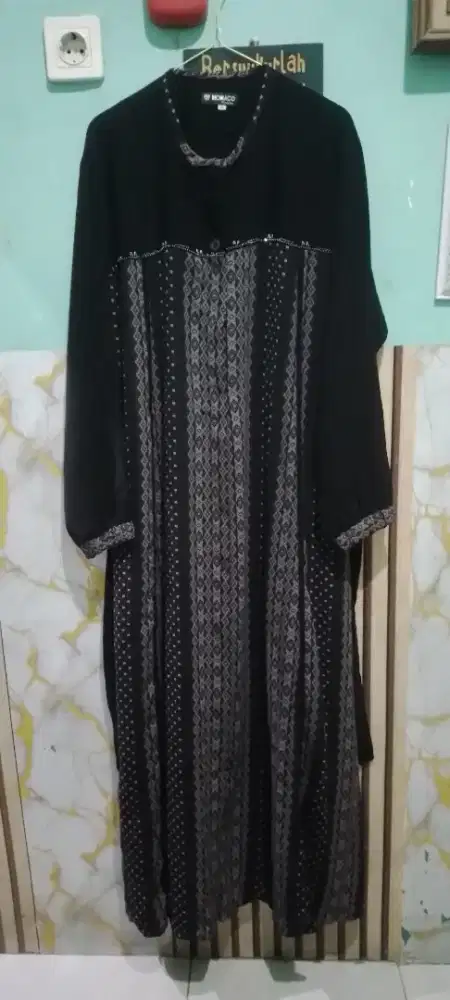 Gamis hitam monaco