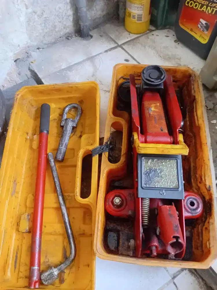 Dongkrak mobil 2 ton plus 2 kursi kayu