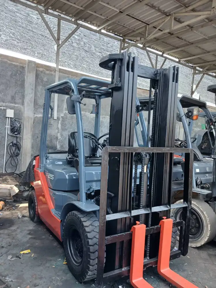 TOYOTA 2,5 TON MAST TRILIFT BERGARANSI MESIN LANGSUNG PEMILIK