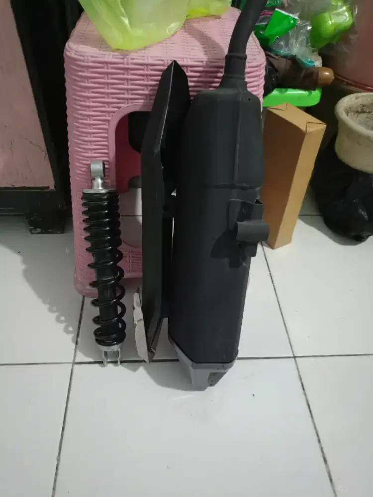 jual shock belakang dan knalpot ori vario 125 new