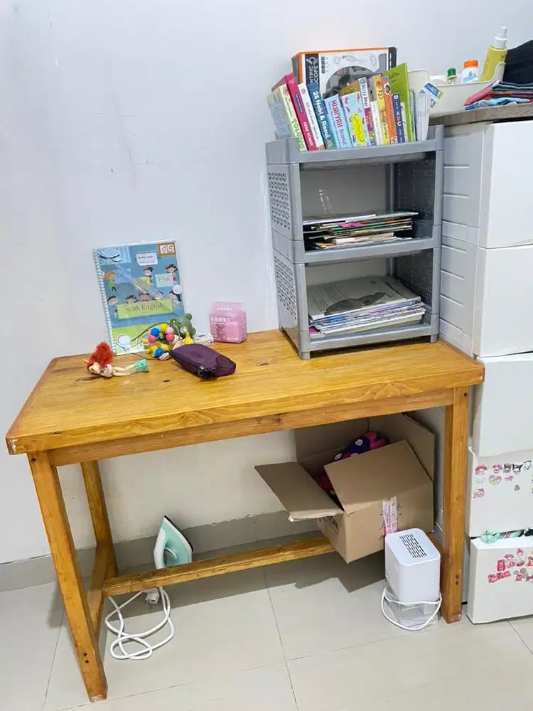 Meja kayu kokoh
