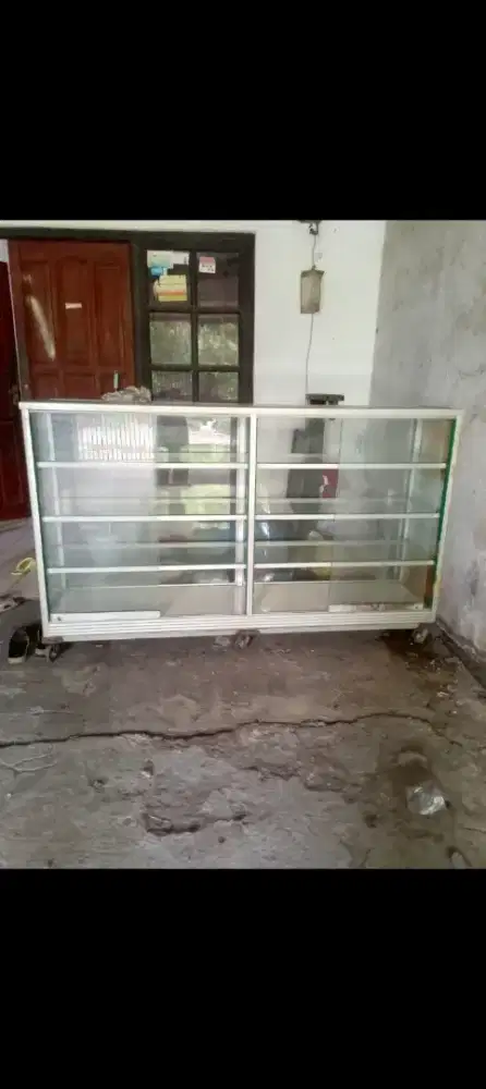 Etalase kaca Aluminium roda dengan siku besi