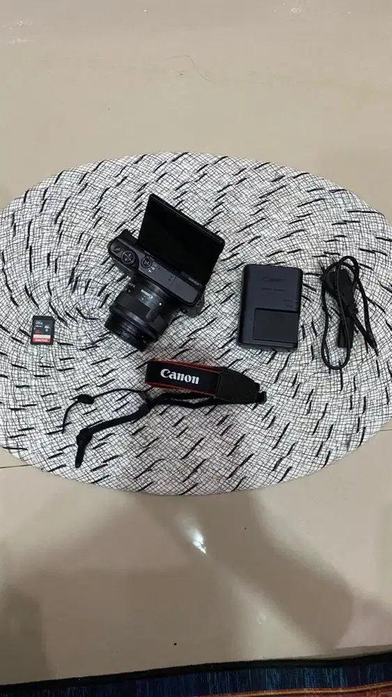 Canon Eos M10 Lensa Kit 15-45mm Is STM Hitam