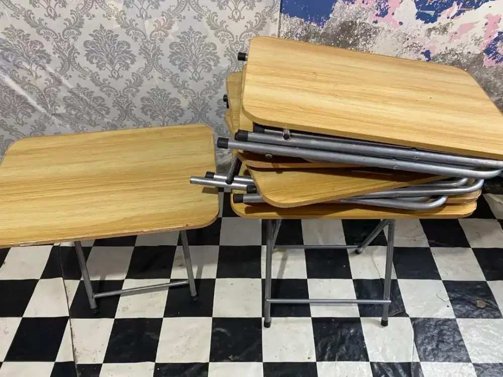 Di jual  meja lipat ukuran 40*60. 7 unit