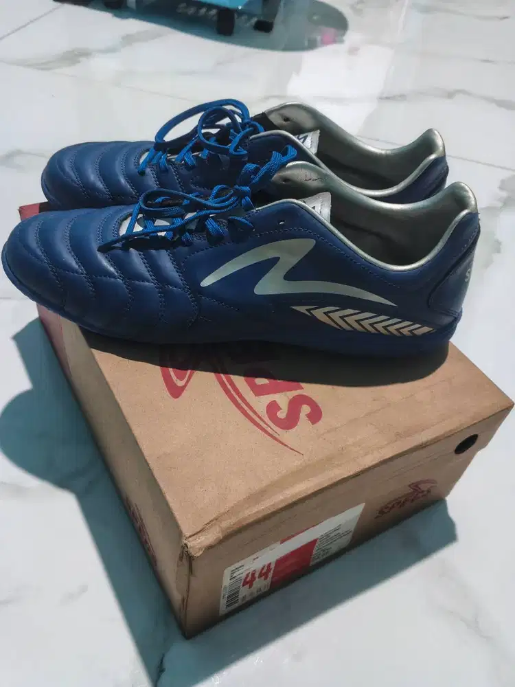Jual sepatu futsal merk specs