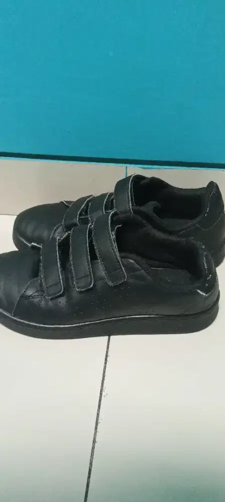 Sepatu Nike warna hitam