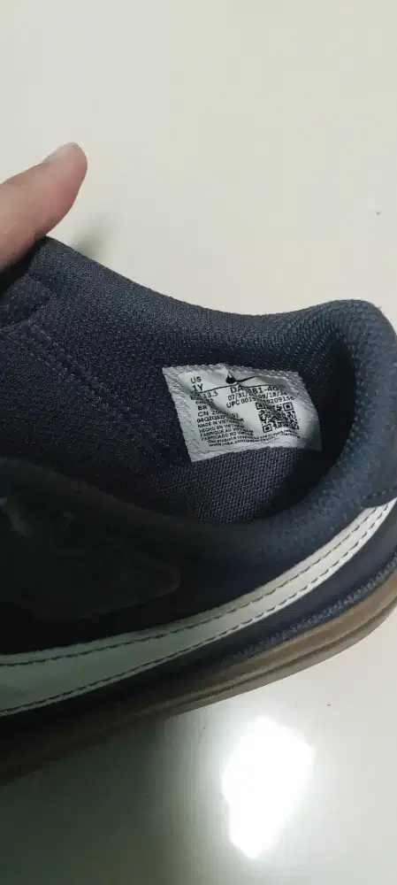 Sepatu warna biru merek Nike