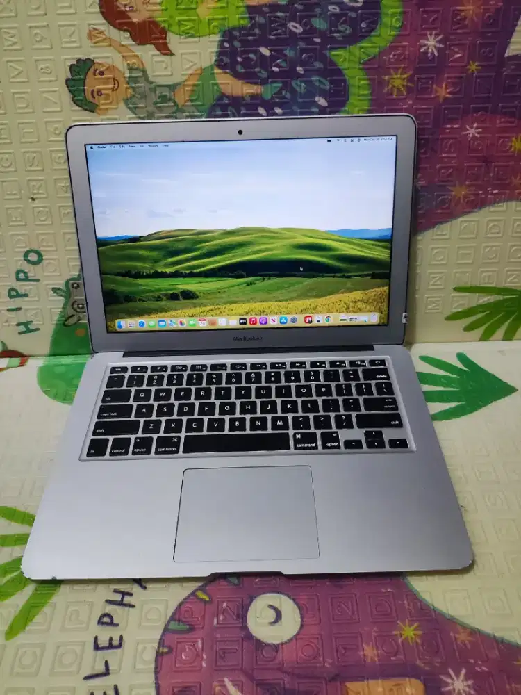 Macbook Air 13-in 2017
Keyboard Nyala
Intel Core i5
Ram 8 GB
SSD 128GB