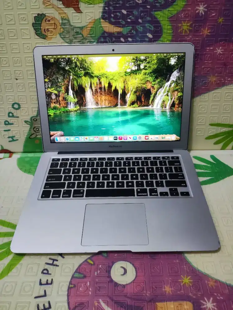 Macbook Air 13-in 2015
Keyboard Nyala
Intel Core i5
Ram 8 GB
SSD 128GB