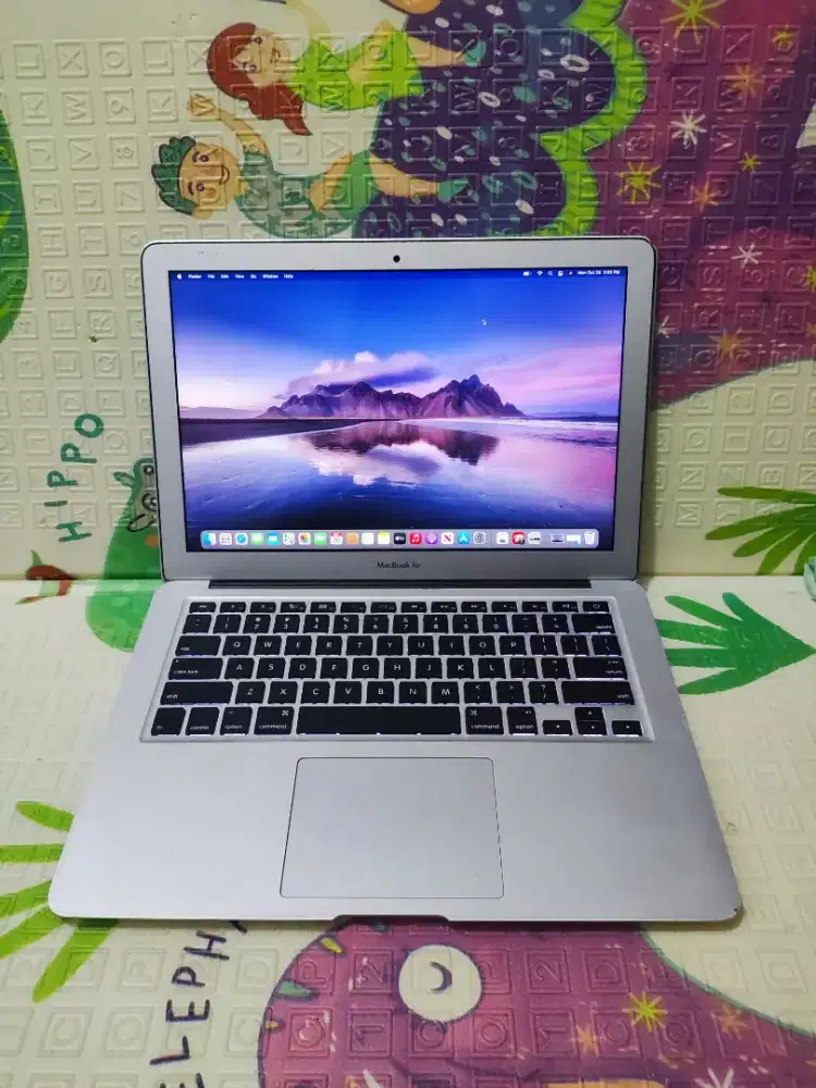Macbook Air 13-in 2014
Keyboard Nyala
Intel Core i5
Ram 4 GB
SSD 256GB