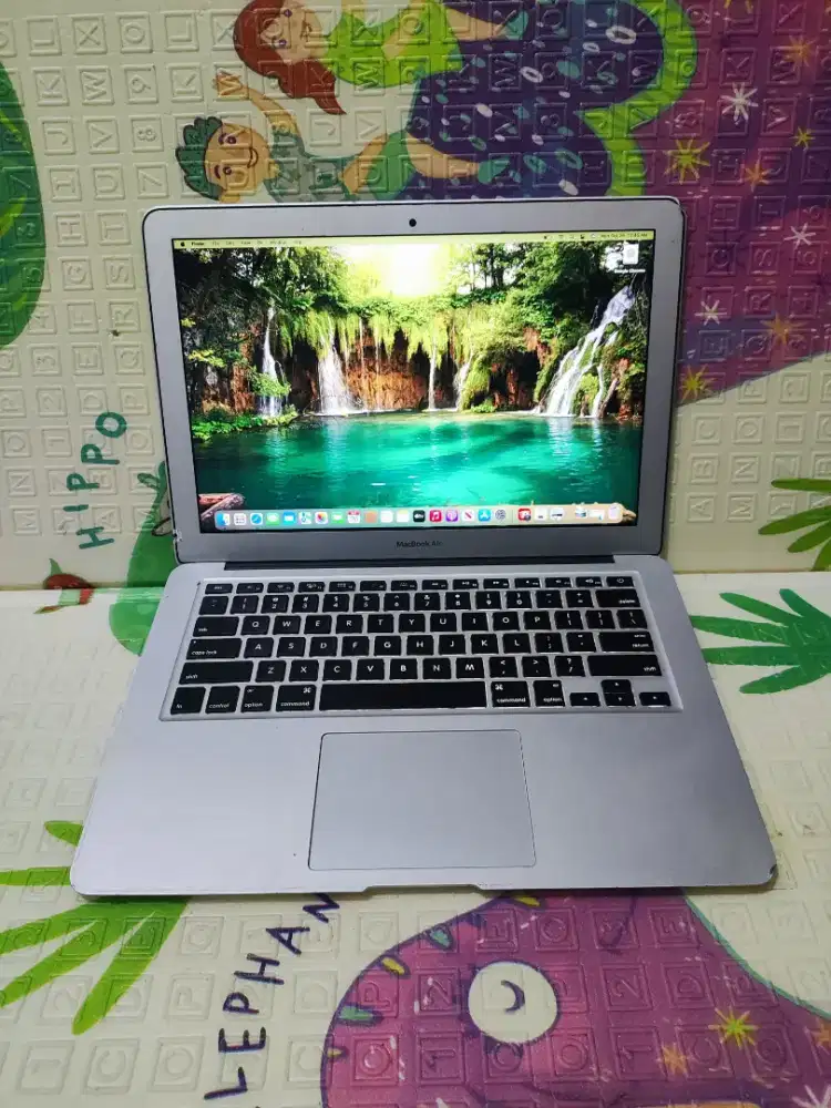 Macbook Air 13-in 2017
Keyboard Nyala
Intel Core i5
Ram 8 GB
SSD 128GB