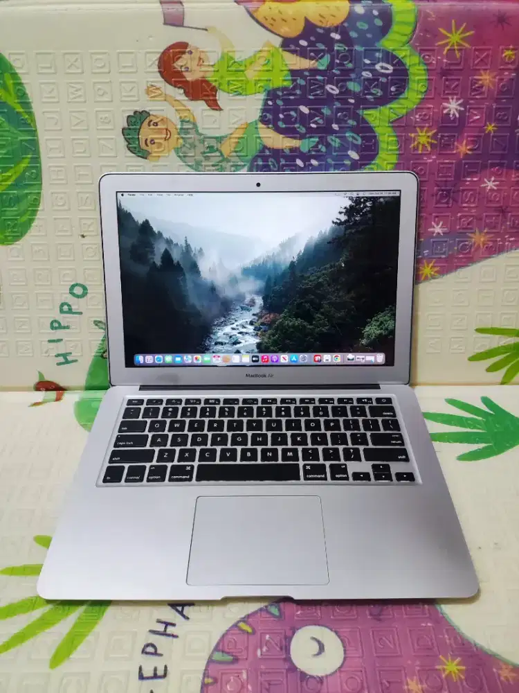 Macbook Air 13 in 2017
Keyboard Nyala
Intel Core i7
Ram 8 GB
SSD 128GB