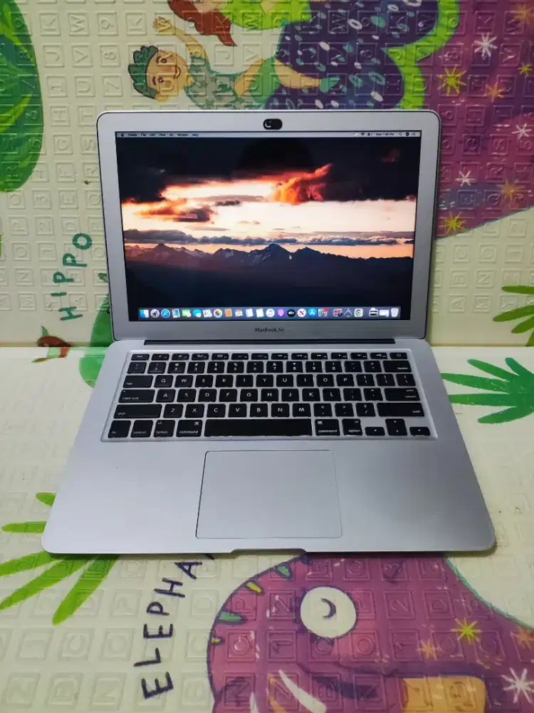Macbook Air 13 in 2017
Keyboard Nyala
Intel Core i5
Ram 8 GB
SSD 128GB