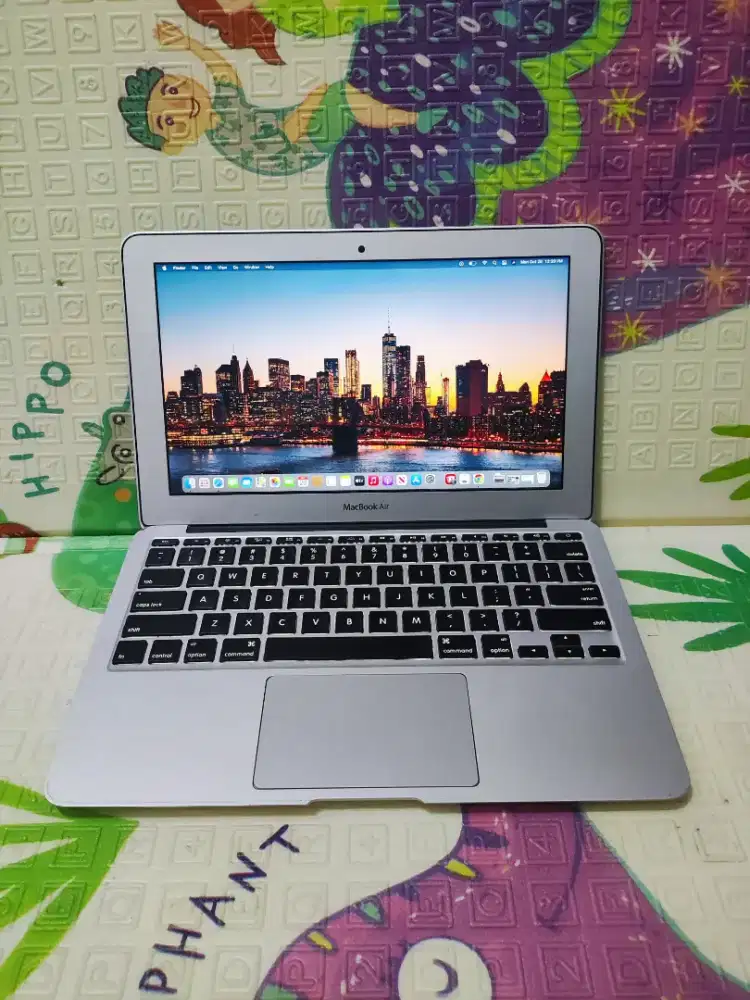 Macbook Air 11 in 2013
Keyboard Nyala
Intel Core i5
Ram 4 GB
SSD 128GB