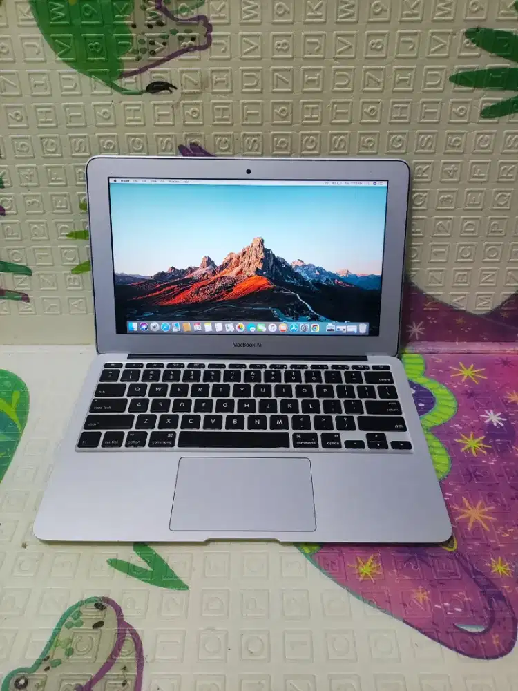 Macbook Air 11 in 2014
Keyboard Nyala
Intel Core i5
Ram 4 GB
SSD 128GB