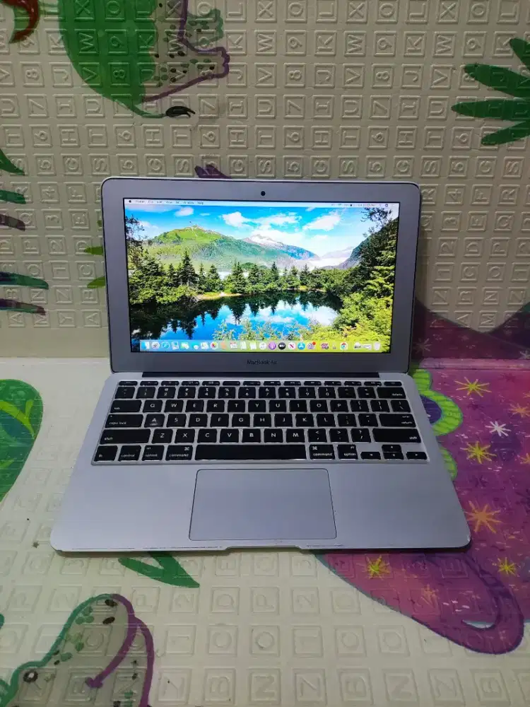 Macbook Air 11 in 2014
Keyboard Nyala
Intel Core i5
Ram 4 GB
SSD 128GB