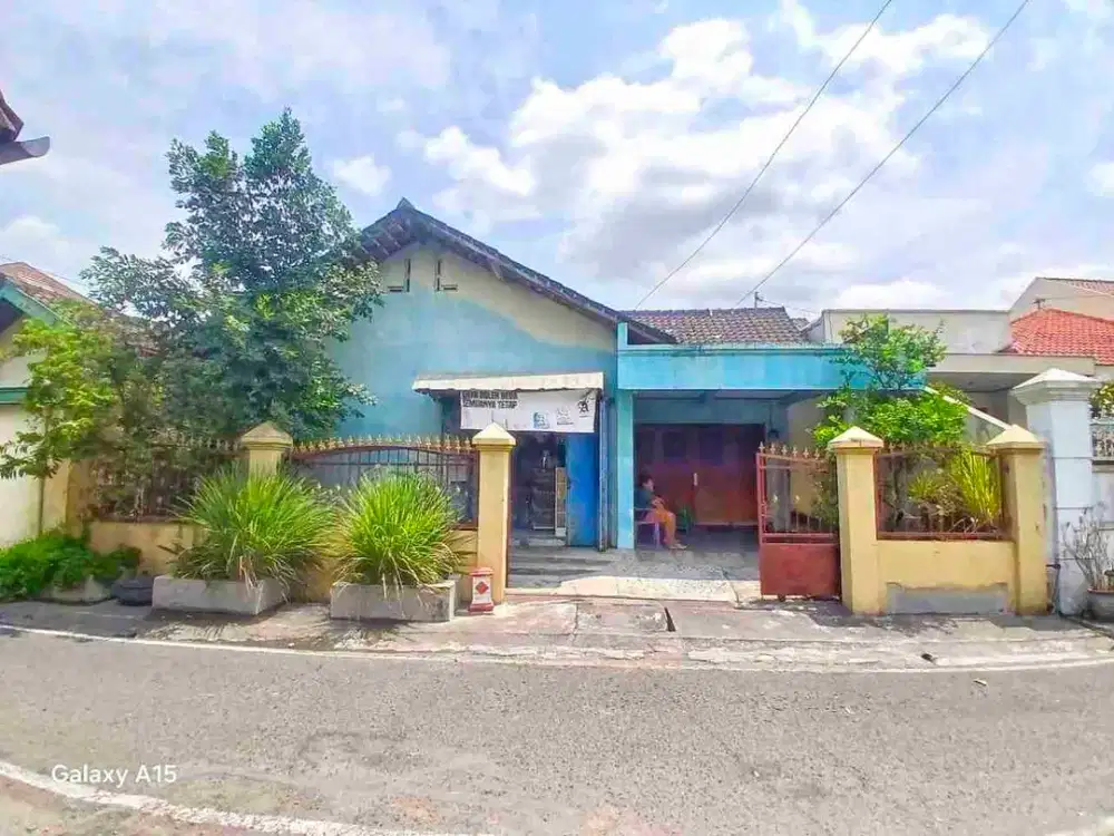 Rumah Second Plus Ruang Usaha di Sumber