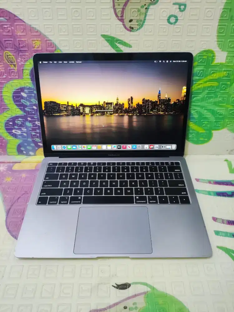 MacBook Air Retina 13 inch 2019
Intel Core i5
Ram 8 GB
SSD 128 GB