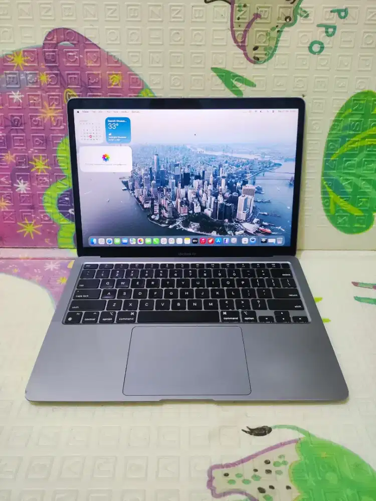 MacBook Air M1 Retina 13 inch 2020
Chip Apple M1 
Ram 8 GB
SSD 128 GB