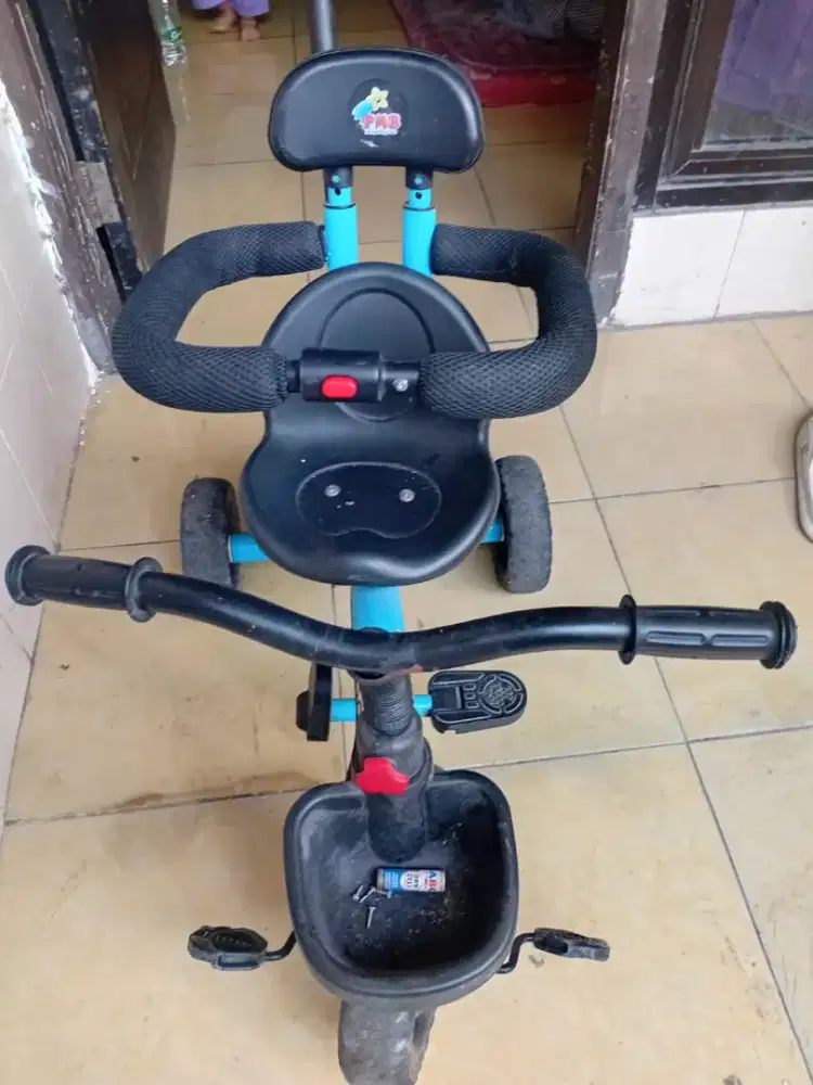 Sepeda bayi roda tiga