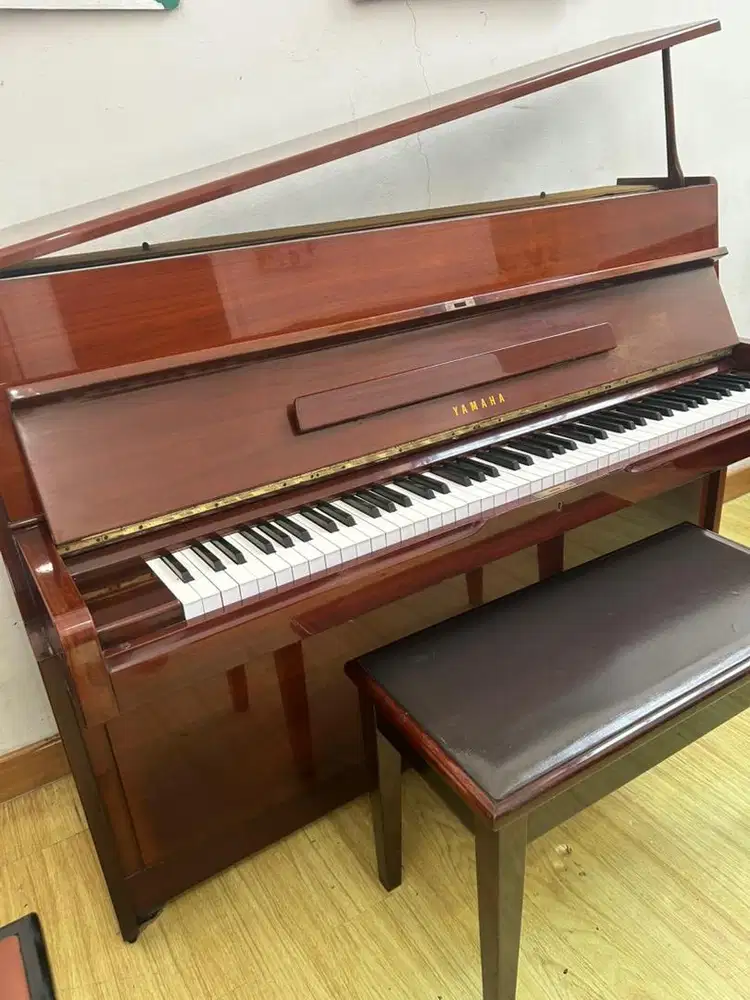 Piano Yamaha M1 akustik