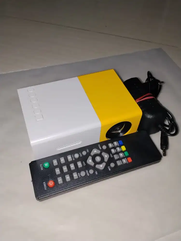 Proyektor Mini YG 300 LED + Remote dan Adaptor – Kondisi Baru