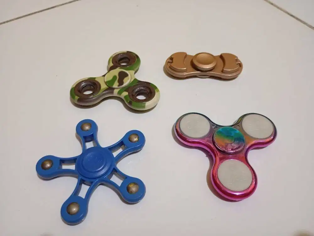 Paket Mainan 4 Pcs Fidget Spinner Metalik & Unik -Mulus Putaran Lancar