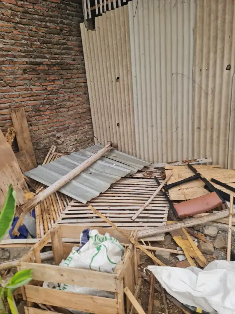 Bambu dan kayu bekas