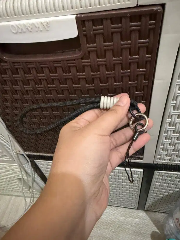 Gantungan hp hitam