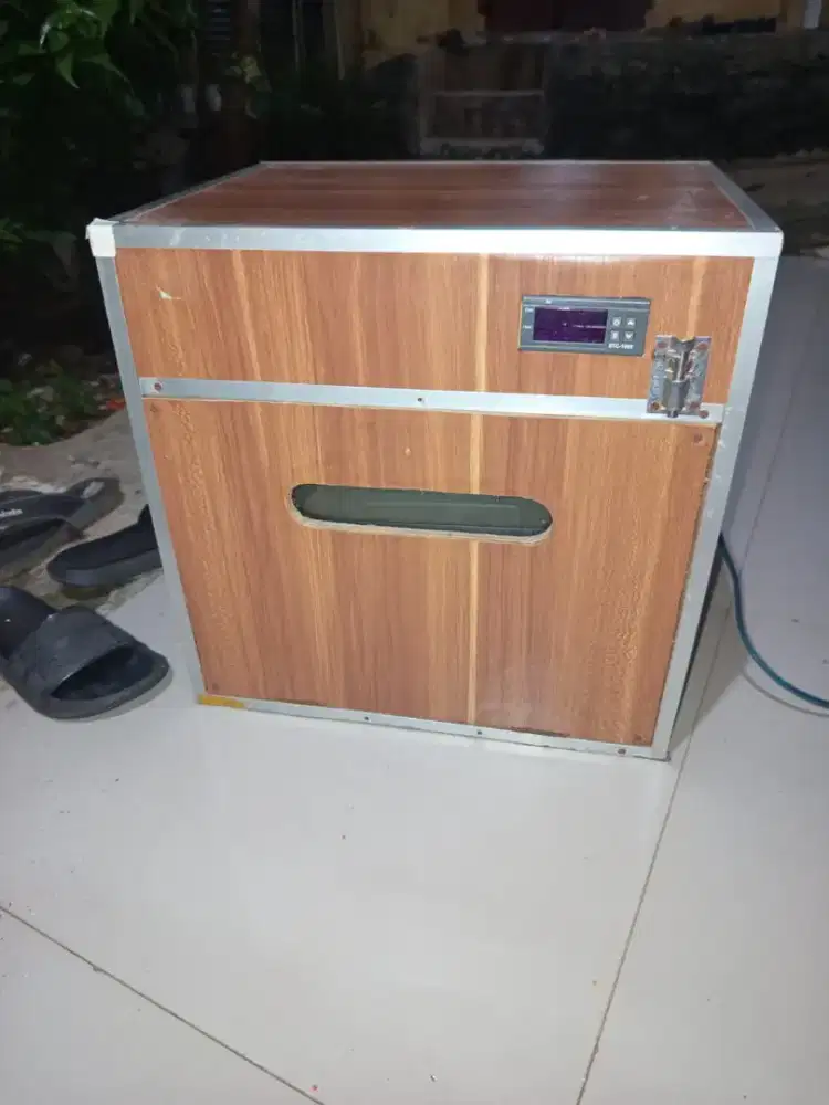 Mesin penetas telur