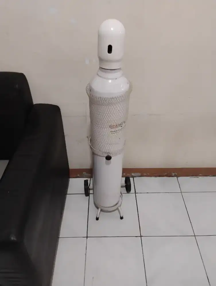 Tabung oksigen include kaki roda dan regulator