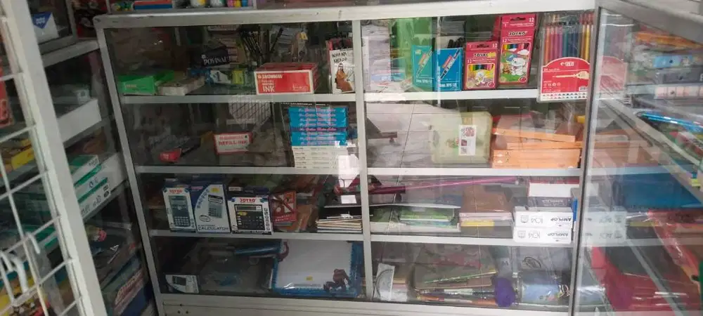 Dijual Cepat Etalase Bekas Toko ATK, Harga Bersahabat