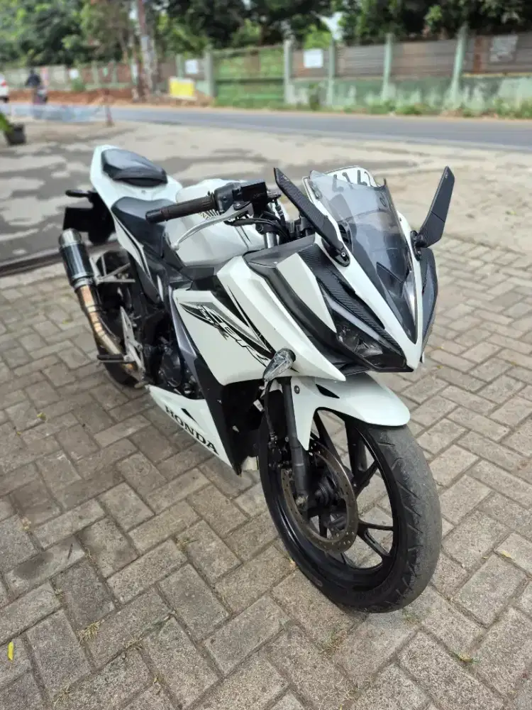 Dijual Honda CBR 150R Facelift tahun 2017 surat lengkap
