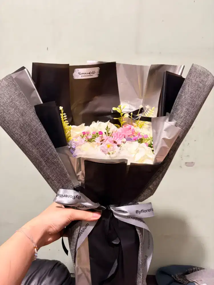 Buket Bunga Artificial /Buket Wisuda/Buket Hitam Silver Preloved