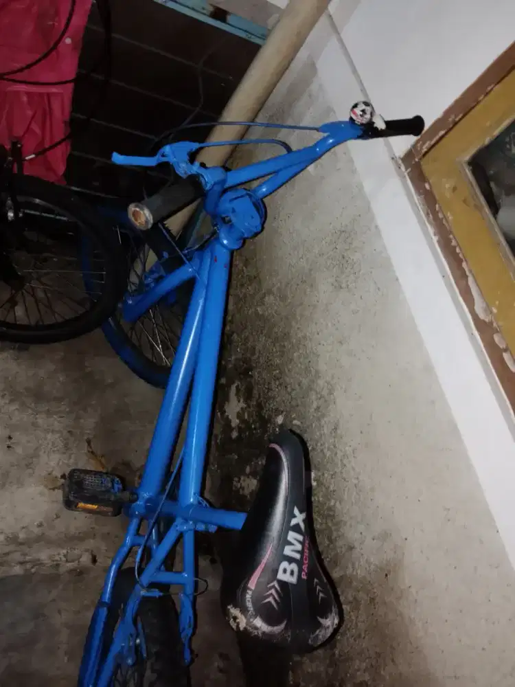 sepeda BMX biru