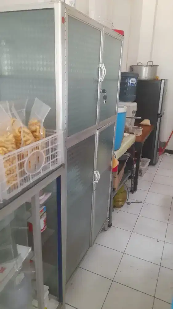 Lemari piring 4 pintu