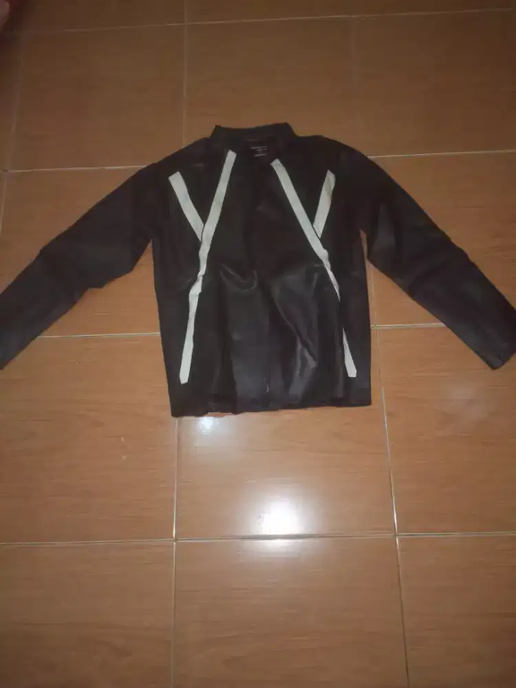 Di jual jaket hitam  dewasa bkas udah ga di pake nego