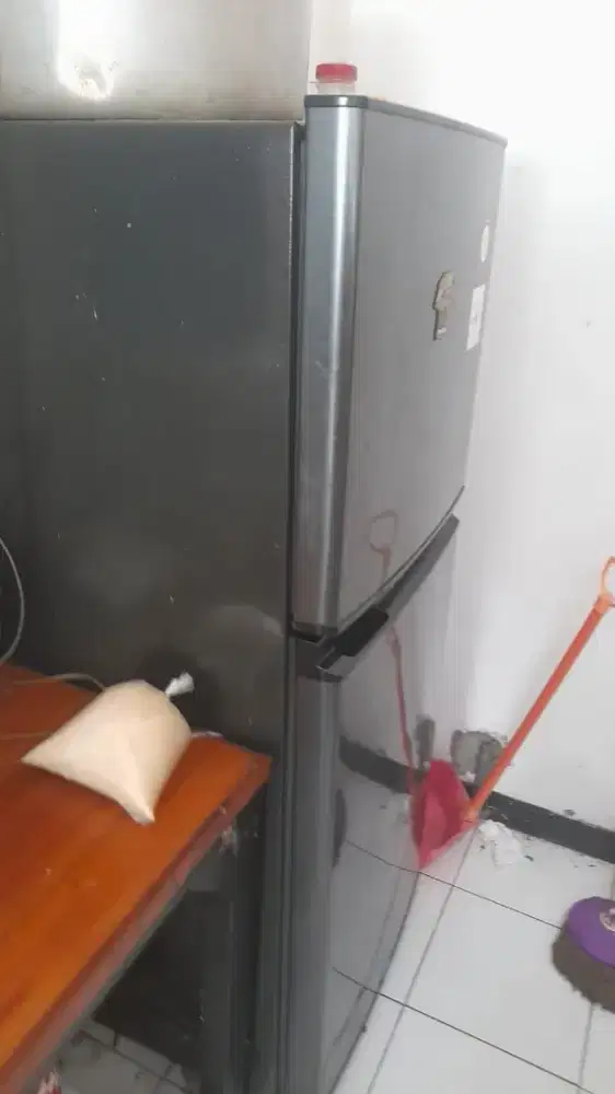 Kulkas sharp 2 pintu