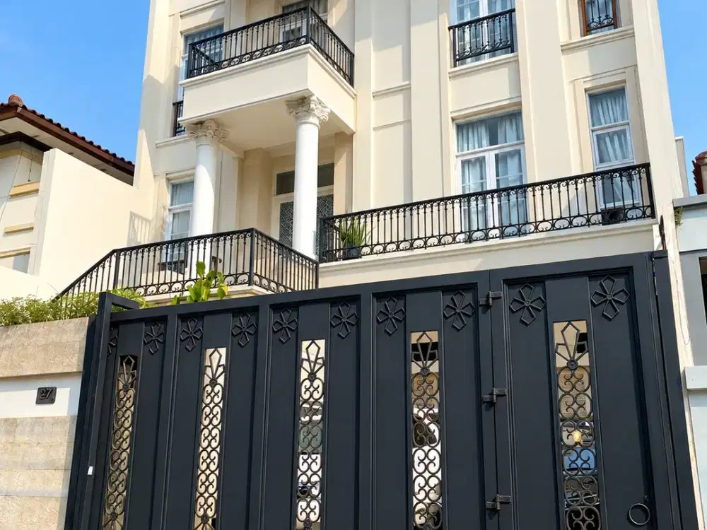 RUMAH MEWAH 3 LANTAI DALAM KOMPLEK KEBON JERUK JAKARTA BARAT