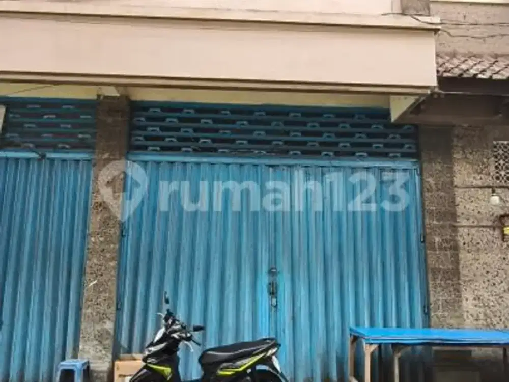 Ruko 3 Lantai Pinggir Jalan Raya dengan Dapur Luas