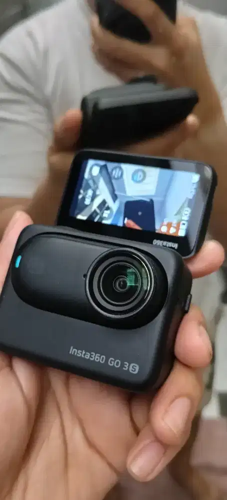 Insta360 GO 3S (4K / 128GB) - Warna Hitam