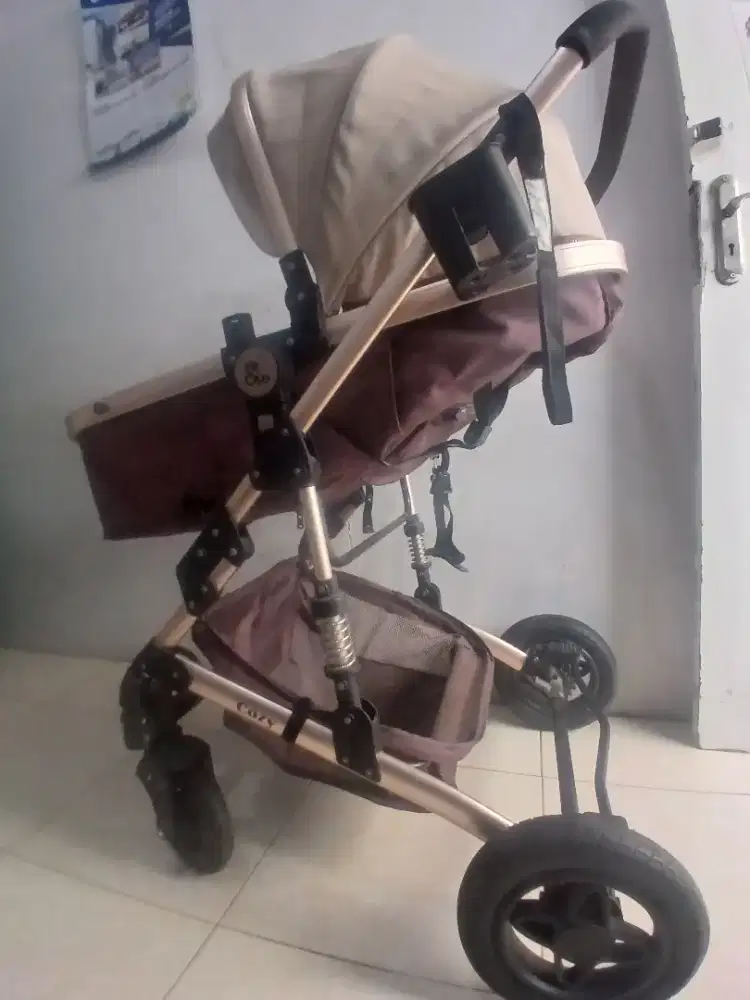 Stroller Bayi Chris & Olins tipe Cozy dengan rangka elegan warna gold