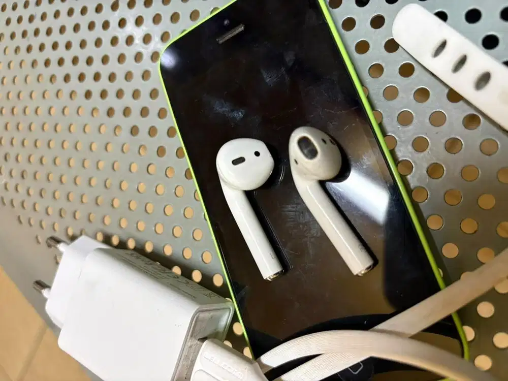 Iphone 5c + airpods gen 2 + charger